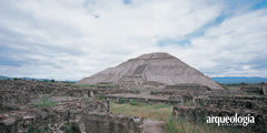 La construcción de las grandes pirámides de México