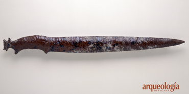 Un cuchillo ceremonial de obsidiana roja