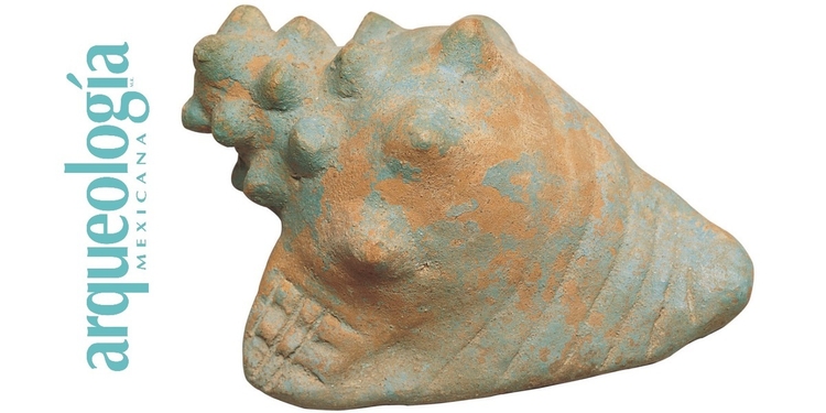 Escultura pequeña de cerámica pintada con azul maya que imita un caracol marino